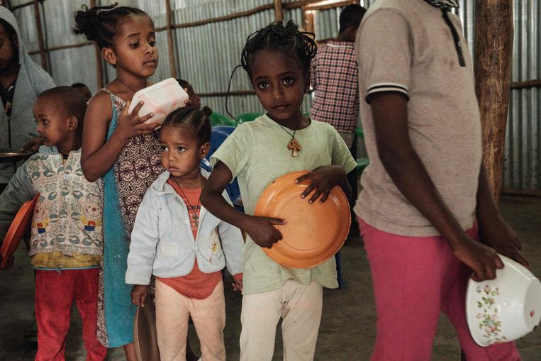 Gevluchte kinderen wachten in de hoofdstad van Tigray, Mekele, op eten. 
 Beeld AFP