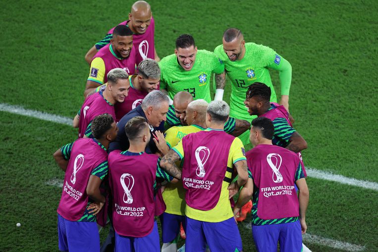 Na het doelpunt van Richarlison tegen Zuid-Korea deelt Braziliaans bondscoach Tite in de vreugde. Beeld REUTERS