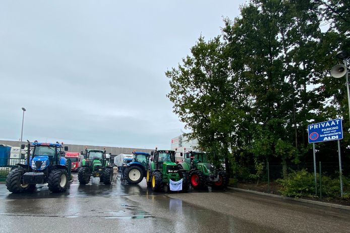 Landbouwers van het Algemeen Boerensyndicaat blokkeerden dinsdagmiddag de hoofdzetel en het verdeelcentrum van Aldi in Erpe-Mere.