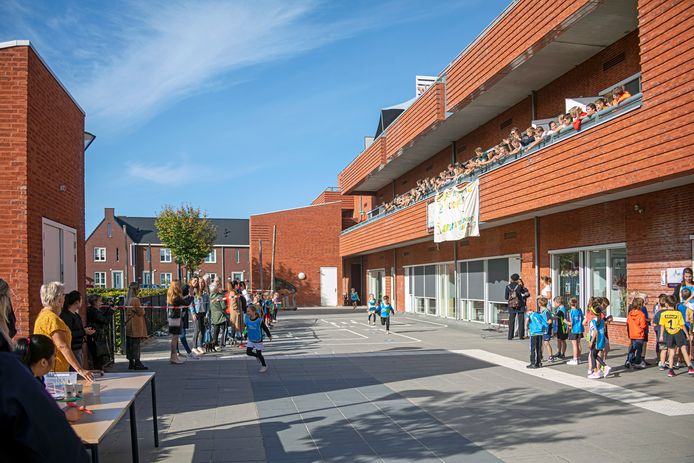 Sponsorloop op basisschool De Wegwijzer in Teteringen. Vanaf de eerste verdieping worden de kinderen aangemoedigd door schoolgenoten.