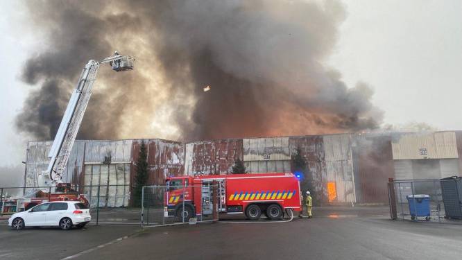 Uitslaande brand vernielt verscheidene opslagloodsen van verhuurbedrijf Crossport aan het Kloosterbos