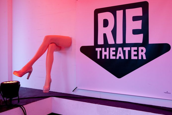 De entree van het Rie Theater