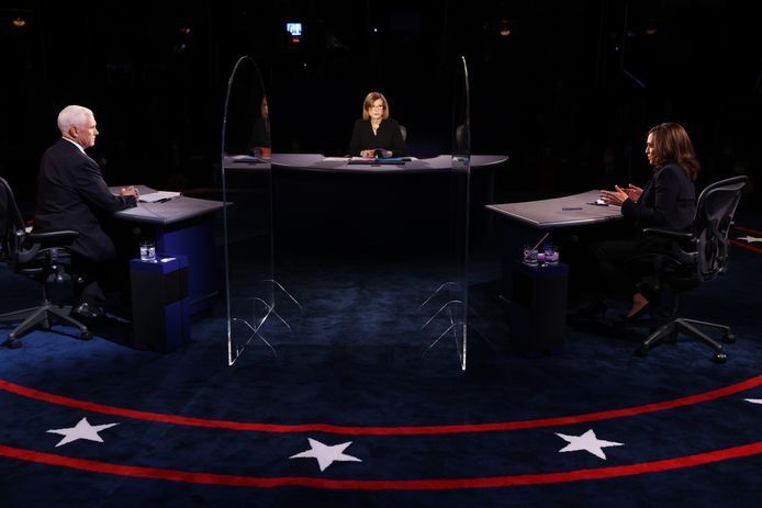 Het debat in Salt Lake City werd overschaduwd door de corona-uitbraak in het Witte Huis. Harris (55, rechts in beeld) en Pence (61, links) kruisten verbaal de degens op zo'n 3,7 meter afstand, gescheiden van elkaar door plexiglas. Beiden hebben negatief getest voor aanvang van het debat, dat 90 minuten duurde.