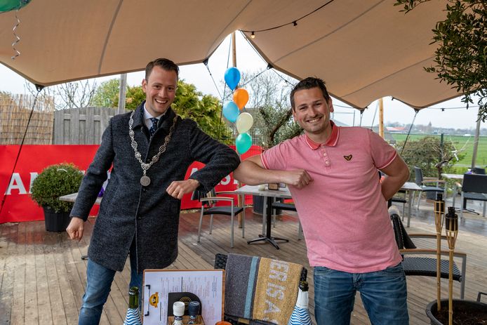 Uitbater Joey Akerboom (30) van Café Inn ’t Lely Veldt en burgemeester Robbert-Jan van Duijn bij de ingebruikname van het Beach Club-terras van 200 vierkante meter.