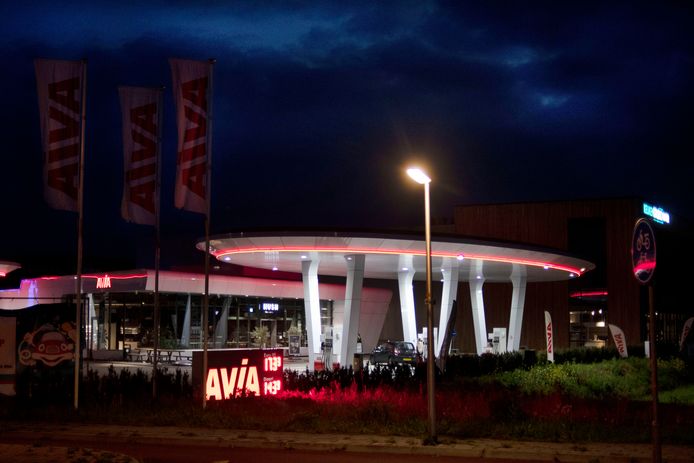 De reclamezuil bij het Avia-tankstation aan de Bleek in Enter die ’s avonds overlast veroorzaakt in de woning van de overburen.