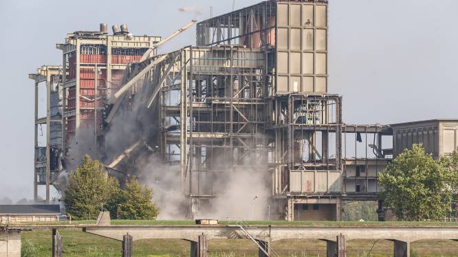 Sloop oude IJsselcentrale in Zwolle vlotgetrokken