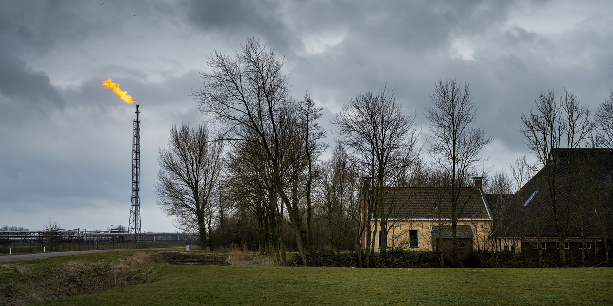 Gas wordt afgefakkeld bij een ondergrondse gasopslag in Grijpskerk, maart 2022. Beeld Kees van de Veen