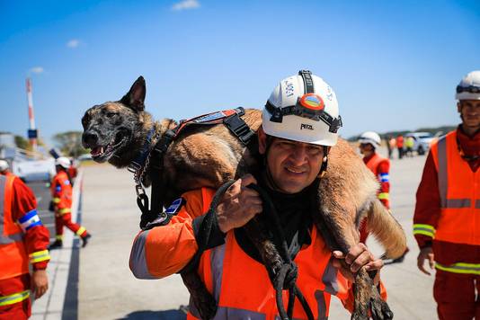 Leden van een USAR-team (Urban Search And Rescue Team, red.) uit El Salvador woensdag op de luchthaven voor vertrek naar Turkije.