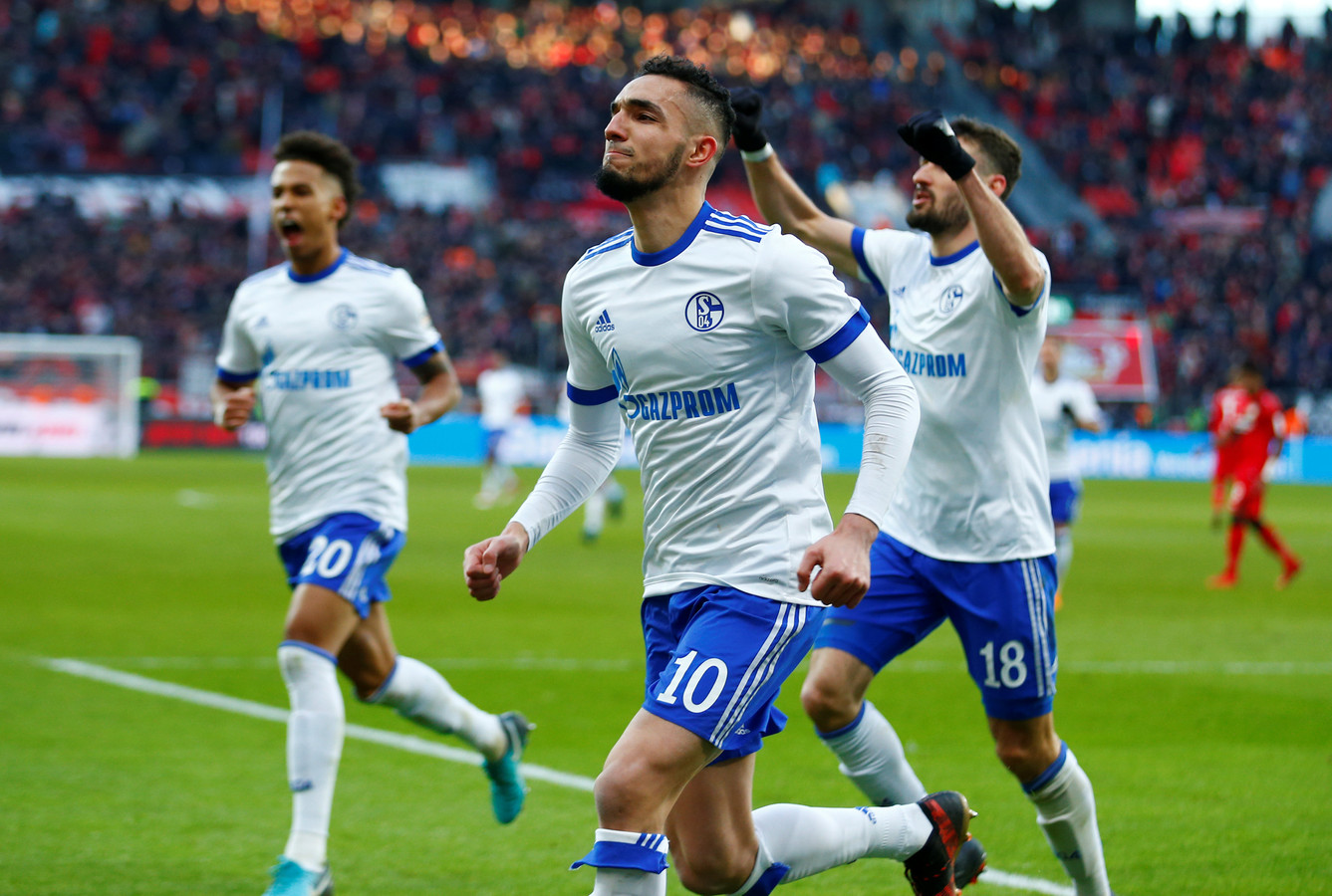 Nabil Bentaleb viert zijn goal.