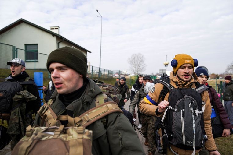 Een groep Oekraïense mannen keert terug naar het vaderland om het leger te helpen bij de strijd tegen de Russen.  Beeld Reuters