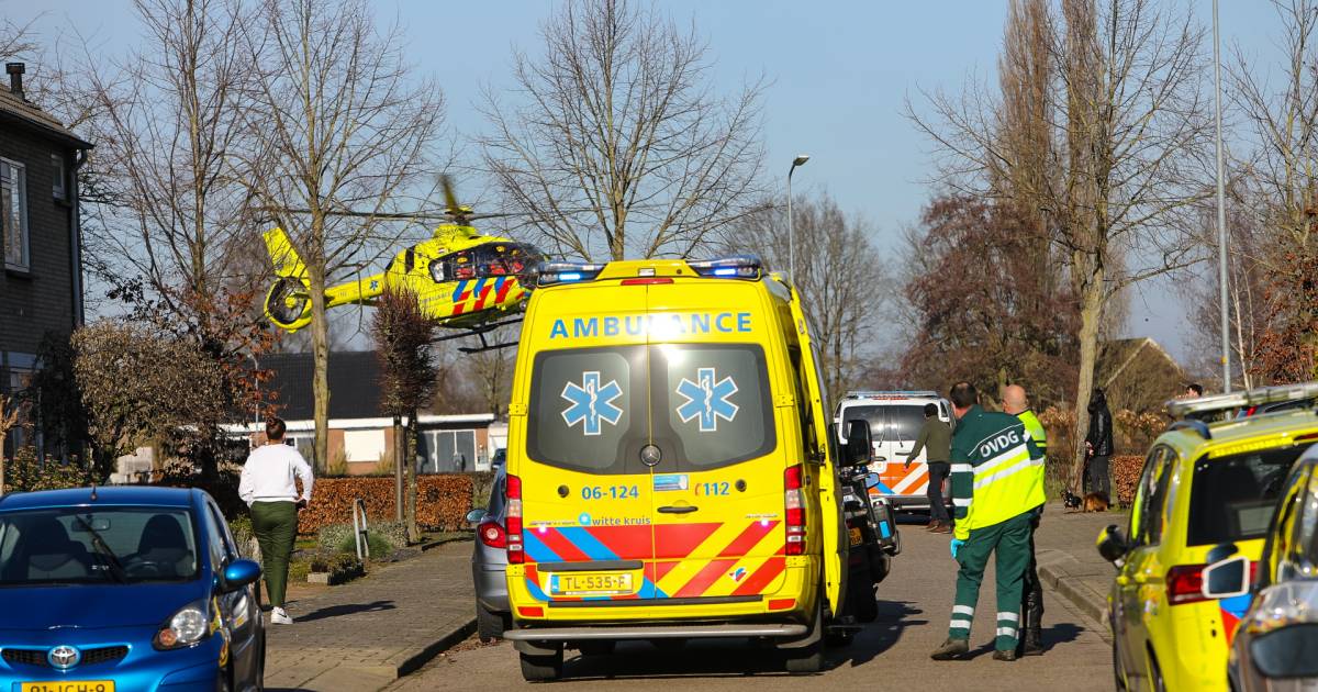 Persoon valt uit raam: traumahelikopter landt midden in woonwijk Teuge .