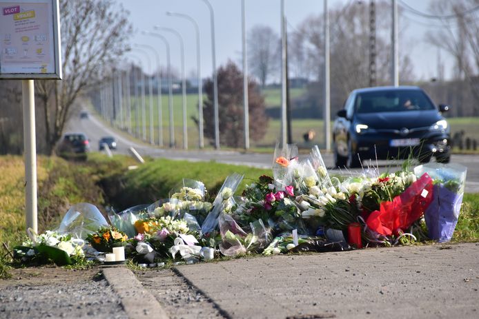 Op de plaats van het ongeval dat Xander De Roo (22) uit Tielt het leven kostte, langs de Deinsesteenweg in Aarsele, legden vrienden afgelopen weekend bloemen neer en werden kaarsjes aangestoken.