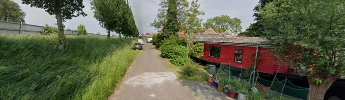 De arken aan de rand van Hardinxveld-Giessendam liggen al jaren op het droge, de eigenaren mogen straks op die plek een woning bouwen.