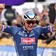 Mathieu van der Poel wint opnieuw de Ronde van Vlaanderen, Tadej Pogacar valt in extremis van het podium