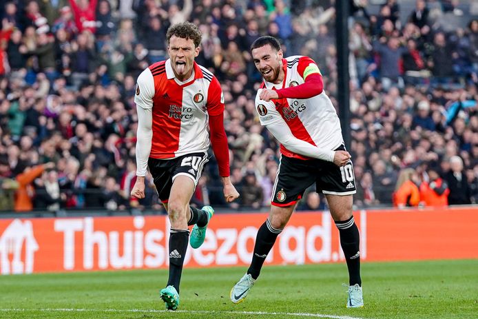 Mats Wieffer en Orkun Kökçü vieren de 1-0 van Feyenoord tegen AS Roma. Wieffer scoorde met een knappe uithaal van afstand en bezorgt de Rotterdammers daarmee de winst in de eerste kwartfinale van de Europa League.