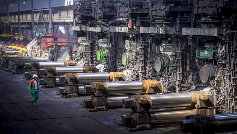 Rollen staal worden van een laag zink voorzien in Dompelverzinklijn 3 van staalbedrijf Tata Steel in Velsen-Noord. Beeld anp