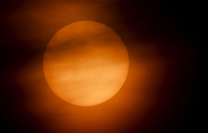 Saharazand kleurde de lucht in april oranje.