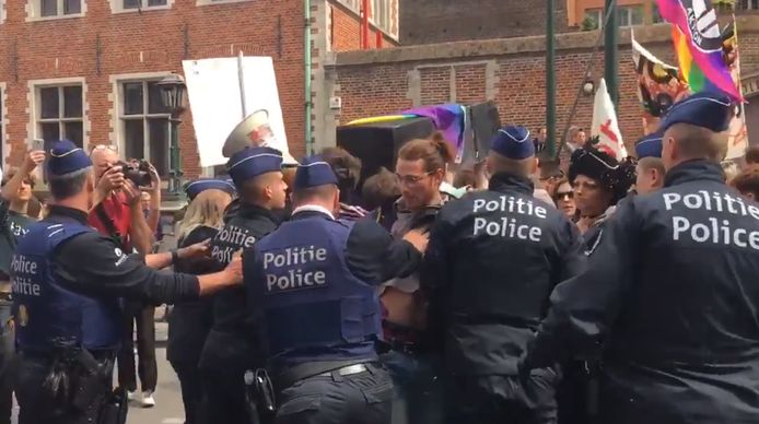 Trek- en duwwerk tussen de politie en leden van de actiegroep Reclaim the Pride in Brussel.