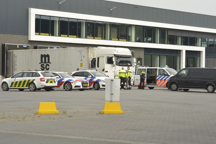 Ook de douane is aanwezig.