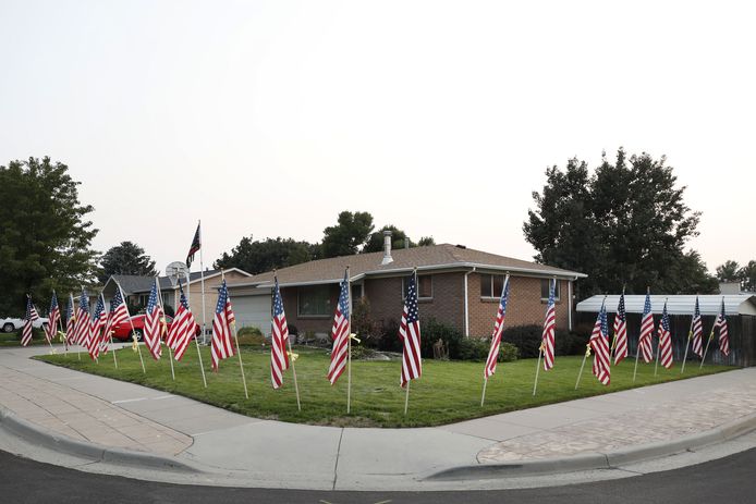Buurtbewoners van het ouderlijke huis van Taylor Hoover in Sandy (Utah) plaatsen Amerikaanse vlaggen.