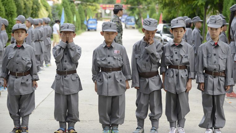 Chinese basisschoolleerlingen oefenen in legeruniformen in Taiyuan, ruim 400 kilometer ten zuidwesten van Peking. Beeld reuters