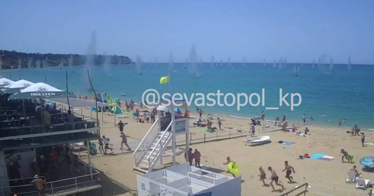 KIJK. Nieuwe beelden tonen moment waarop clustermunitie inslaat op vol strand in Sebastopol en ieder