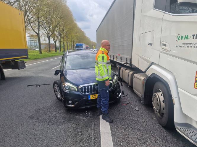 File op A12 bij Duiven na ongeval tussen vrachtwagen en auto 