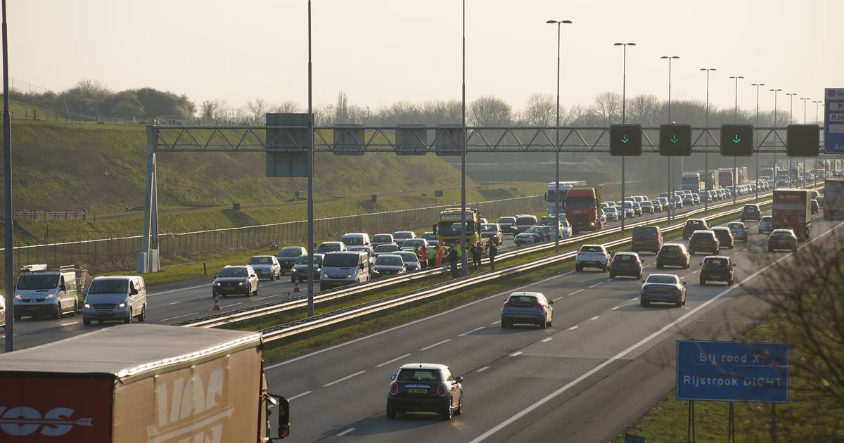 Kettingbotsing met vijf autos op A1 tussen Apeldoorn en Twello: halfuur vertraging.