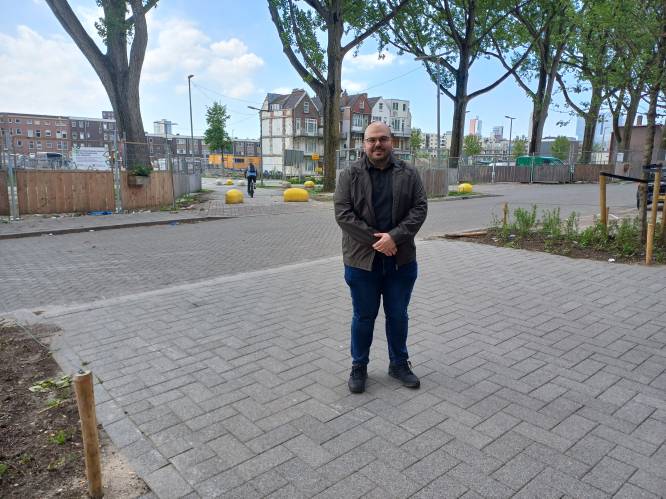 60 parkeerplekken voor 130 huizen, Ismail kan zijn auto amper kwijt: ‘Wie het eerst komt, het eerst maalt’