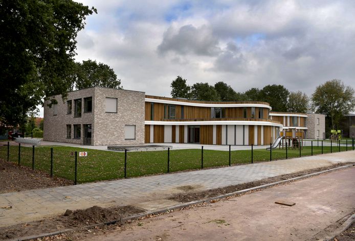 Dit schoolgebouw in Hoeven is na twee jaar al te klein om de ruim 500 leerlingen fatsoenlijk les te geven.