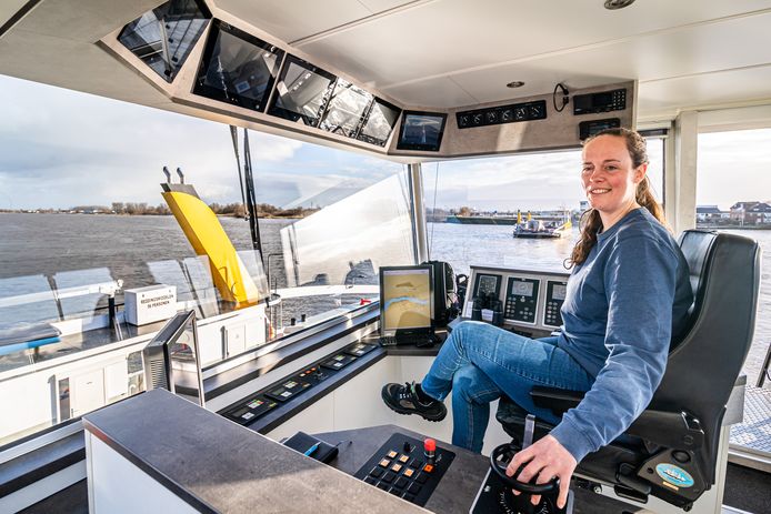 De Schoonhovense Daphne van Buren is de eerste vrouwelijke schipper bij Veerdienst Schoonhoven.