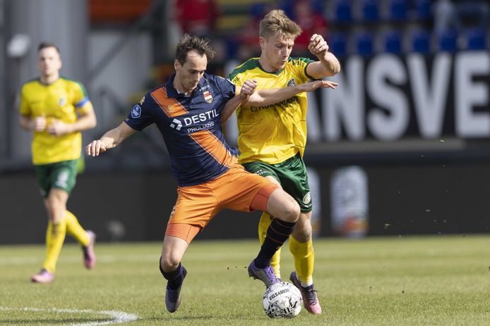Willem II-aanvoerder Freek Heerkens in duel met Fortuna Sittard-matchwinner Zian Flemming.