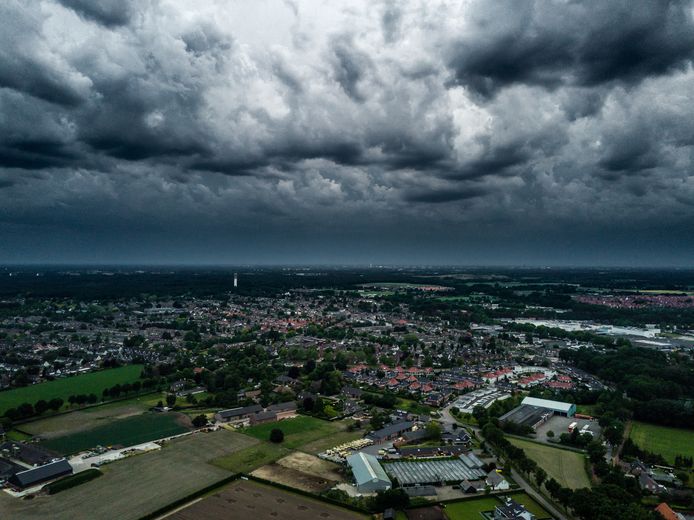 Een storm hangt in de lucht, foto ter illustratie.