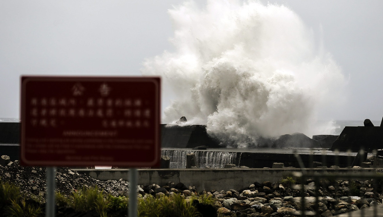 Zeewater slaat op de kust van Taiwan. Beeld epa