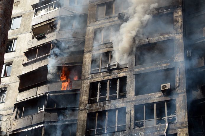 Immeuble résidentiel en proie aux flammes, après un bombardement russe, la semaine passée, à Kiev