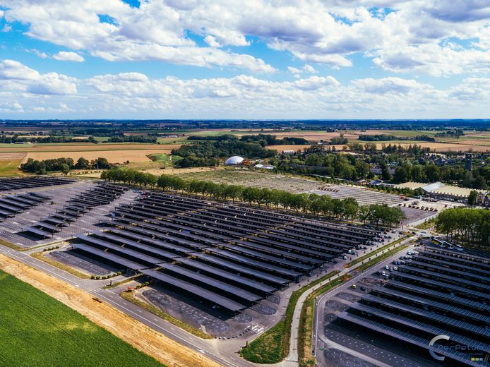 Een installatie van bijna 63.000 zonnepanelen in de vorm van een carport op de parking van het park produceert 20.000 MWh groene stroom per jaar.