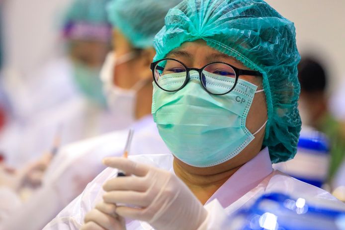 Une fonctionnaire de santé thaïlandaise administre le vaccin Sinovac COVID-19 au personnel d'un centre commercial dans un centre de vaccination à Bangkok, en Thaïlande, le 31 mai 2021. Dans le cadre de l'expansion du plan de vaccination de la Thaïlande, un certain nombre de lieux de vaccination non hospitaliers ont été mis en place afin d'aider à accélérer les vaccinations contre la Covid-19, dans l'espoir de ralentir le nombre élevé d'infections à la Covid-19.