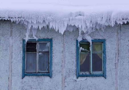 Een huis in het dorpje Tomtor in de republiek Sakha
