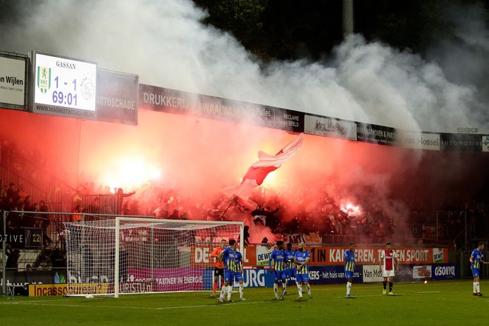 Rkc Waalwijk Verhaalt Vuurwerkschade Op Ajax Rkc Waalwijk Bd Nl