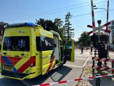 Scooterrijder (17) overlijdt na aanrijding met trein Emmen