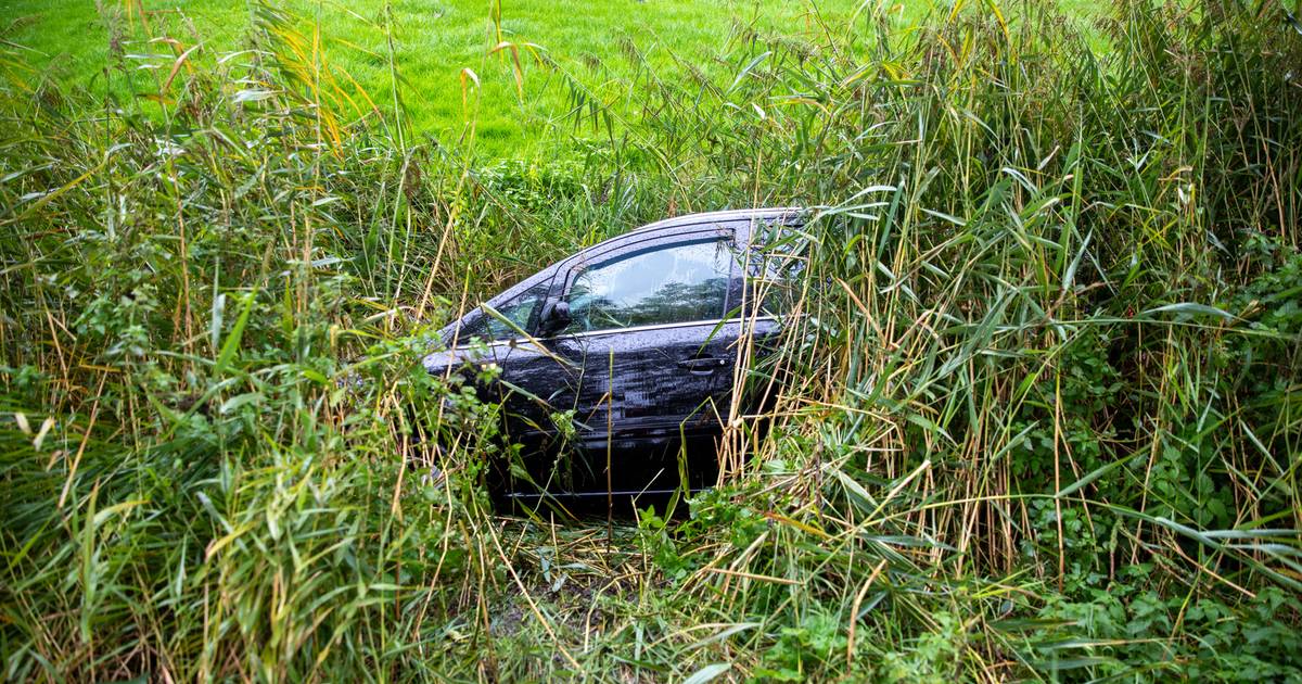 Automobilist belandt met auto in sloot in Nieuw-Vossemeer