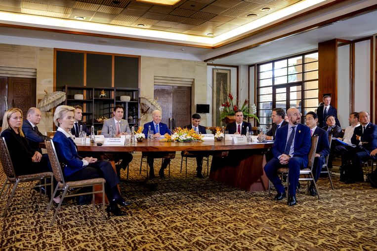 Spoedvergadering van de Navo over de raketinslag in Polen tijdens de tweede dag van de G20-top op Bali.  Beeld ROBIN VAN LONKHUIJSEN/ANP