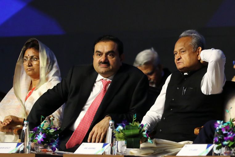 Gautam Adani (midden) tijdens een investeerdersbijeenkomst in 2022. Beeld NurPhoto via Getty Images