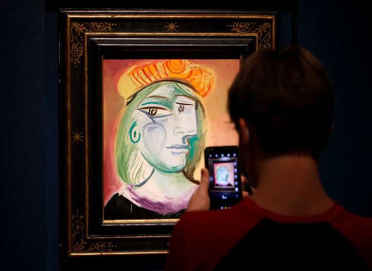 Een bezoeker neemt een foto van Pablo Picasso's schilderij van zijn minnares en muze Marie-Thérèse uit 1938 tijdens een bezichtiging in het Bellagio hotel in Las Vegas voorafgaand aan de veiling. Het werk werd zaterdag geveild voor bijna 35 miljoen euro. Beeld Getty Images