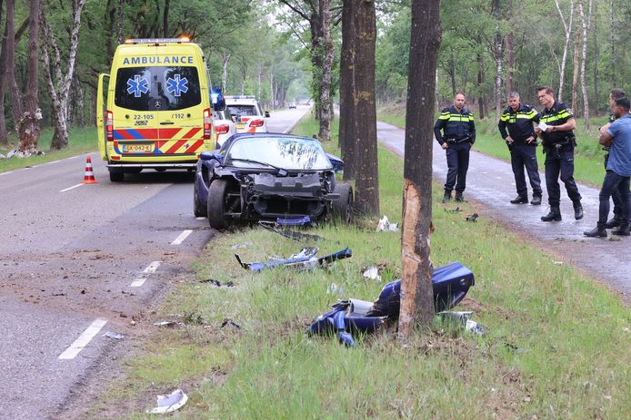 Lotus sportwagen crasht tegen een boom na een inhaalmanoeuvre.