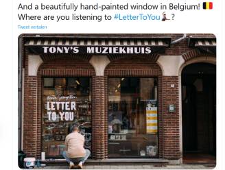 Bruce Springsteen looft etalage van Tony’s Muziekhuis op Twitter: “Een prachtig handgeschilderd raam in België”
