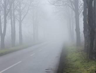 Grijze wereld door mist of mistflarden in Aalst in de ochtend