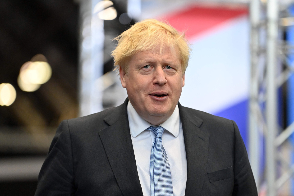 De Britse premier Boris Johnson kan de problemen met tekorten bij pompstations en in supermarkten niet negeren. Beeld AFP