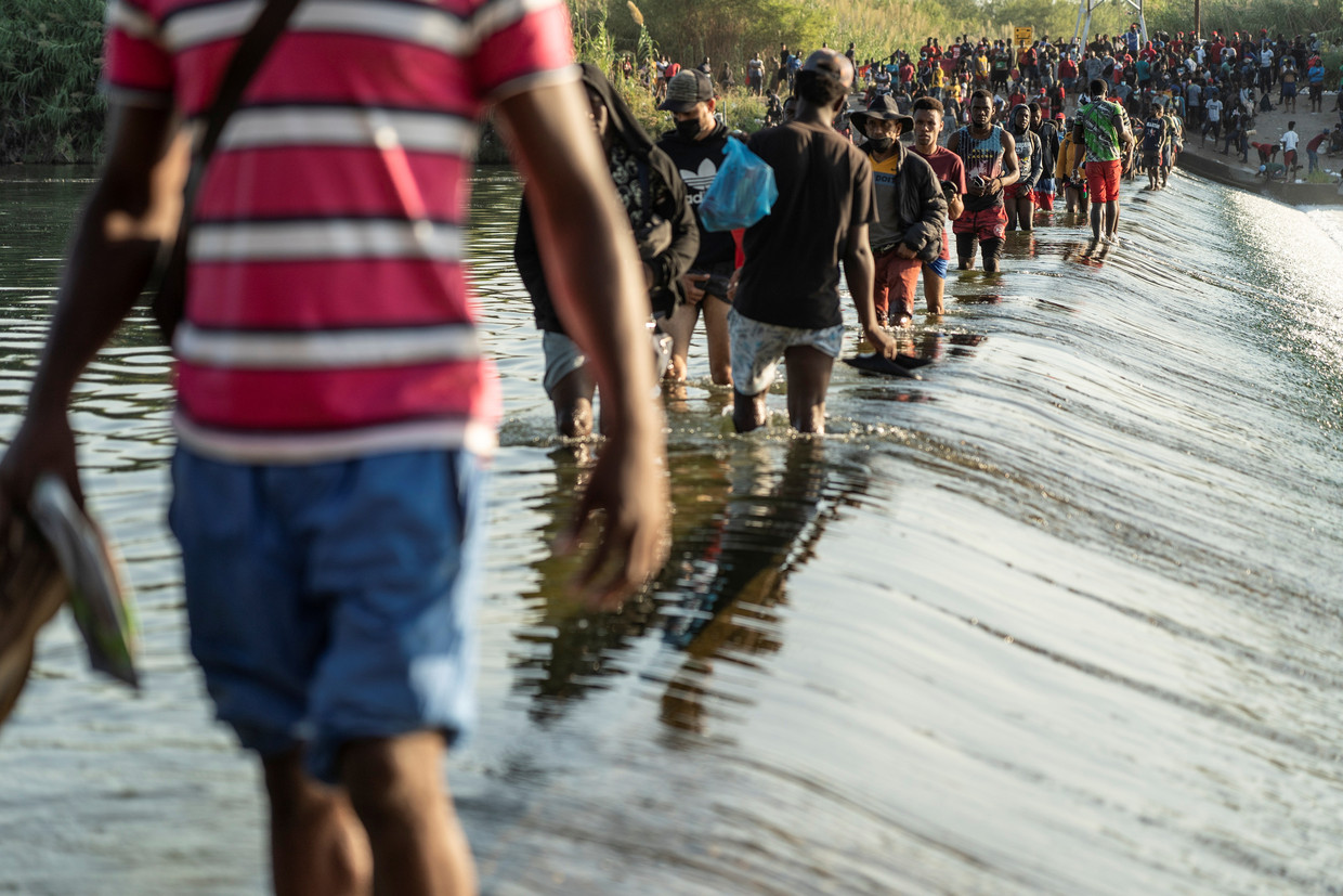 Migranten steken de Rio Grande over op weg naar de VS.  Beeld REUTERS