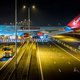 Fotoreeks: Zo stak de Boeing 747 van Corendon de snelweg over
